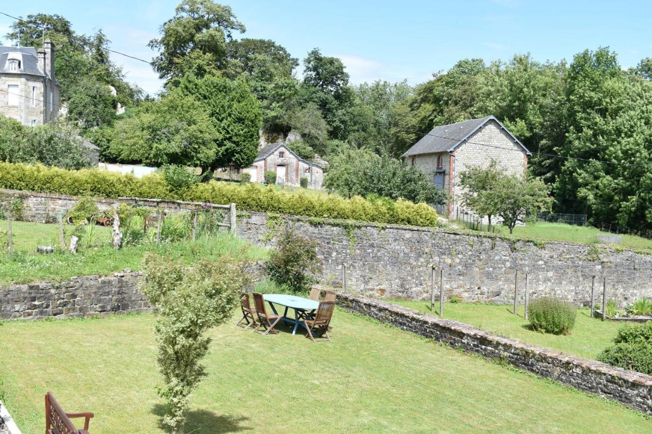 Gites In Le Neufbourg -Mortain Exterior foto